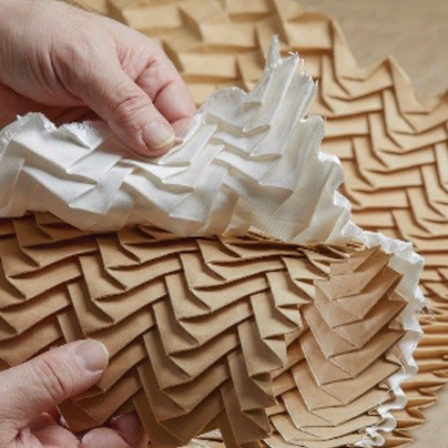 Les artisans de l'atelier plissent le tissu depuis la moitié du 19ème siècle avec les mêmes gestes et techniques.