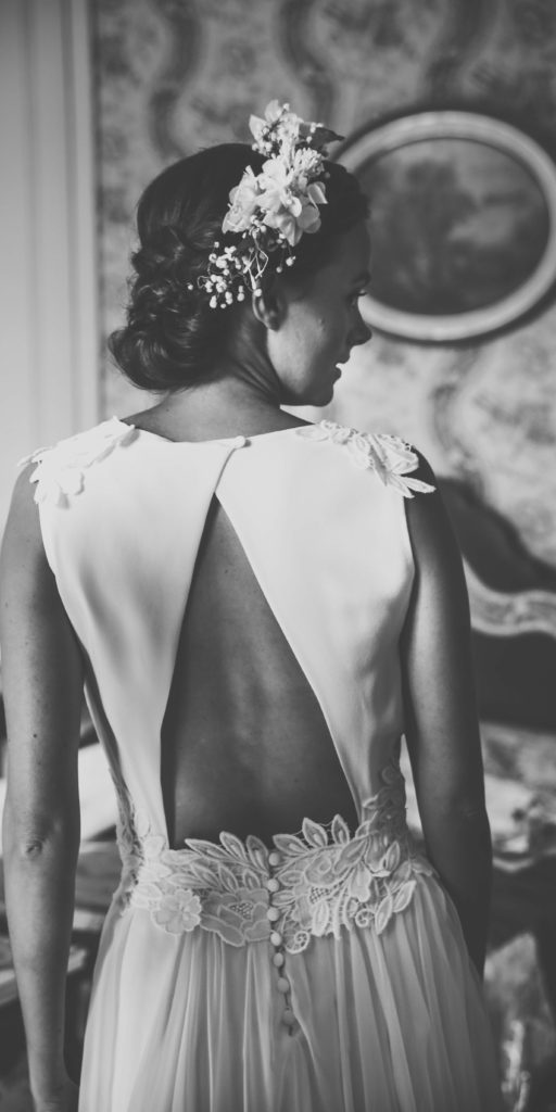 La robe de mariée de Camille: de la guipure placée délicatement sur la mousseline comme un bijou